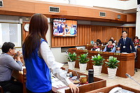 　縣議會定期會開議，議員們質詢議題主打南北大橋及觀光旺季期間交通問題，要求在發展觀光同時，一定要兼顧鄉親基本權益。（圖／文：曹重偉）
