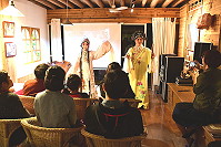 　崑曲淒美旋律繚繞海老屋，由宋泮萍、許珮珊一起詮釋《牡丹亭》、《長生殿》選段表演，優美唱腔及動人故事，馬上引人入勝。（圖／文：曹重偉）