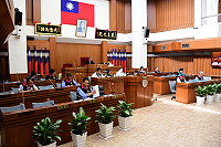 　連江縣議會第6屆第7次定期大會4日進行議案審查議程，由副縣長王忠銘率各提案單位主官管列席備詢；審查過程順利，共16案均獲通過。（圖／文：曹重偉）