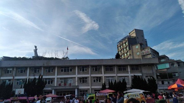 馬祖空中出現的民航機高空飛行產生凝結尾,被民眾質疑為「共機如入無人之境」。(聯合報/圖引自爆料公社)
