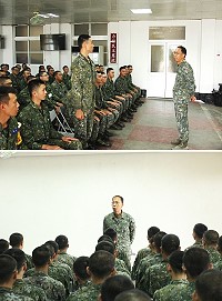 (上圖)指揮官對「常備兵役軍事訓練72梯」役男實施精神講話。(下圖)指揮官逐一詢問役男到部適應狀況。(圖/文:翁正坤)