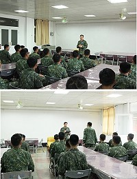 (上圖)主任對新進人員實施心輔座談。(下圖)主任於座談中針對新進人員所提問題逐一答覆說明。(圖/文:謝宏源)