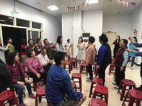 衛福局舉辦「資源網絡連結,串起社區生命力」研習,簡單有趣的團康活動,逗得鄉親合不攏嘴。(圖/文:蔡夢玲)