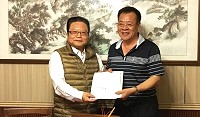 銘傳大學連江校友會4月27日新舊任理事交接典禮,新任理事長林貽祥議員(右)、左為該校秘書長樊中原代表校方祝賀。(圖:《銘傳一週》新聞)