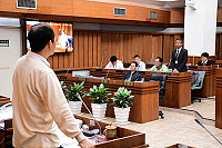 　連江縣議會定期大會各單位工作報告，議員們相當關心民政處長王建華新上任後的表現，並給予諸多建言。（圖／文：曹重偉）