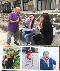 　桃園外甥女董子瑀（圖中）馬祖尋親西莒82歲獨居依伯林依蓮（左、持拐杖者），前西莒傳統技藝協會理事長陳曉婷（右）協助完成舅甥之間對話。下圖為董子瑀的母親。（圖／西莒傳統技藝協會）