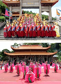 2018媽祖聖誕慶典重頭戲祝壽大典盛大登場,大典由縣長劉增應擔任主祭,祈求媽祖娘娘護佑島民、保境平安,會場中由中正國中女學生同步演出難得一見的「四佾舞」,曼妙舞姿吸引不少遊客拍照。(圖/文:曹重偉)