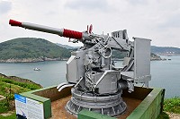 　西引島三山據點鎮山寶--M1-40公厘雙管防空機關砲，近來換上新漆後，又重現光彩。（圖／文：陳其敏）