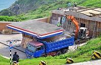 　東引加油站加油亭拆除重建，高度增加到5公尺，以符合各型車輛加油需求。（圖／文：陳其敏） 