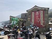 　芹壁元宵情境佈置用的青蛙造型燈籠近期要移除，恢復聚落原貌。（圖／文：陳鵬雄）