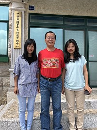 　中華民國不平等待遇申訴中心及全球華人教育總部北竿橋仔掛牌，負責人朱武信（中）與夫人（左）希望推動馬祖與國際接軌。（圖／文：陳鵬雄）