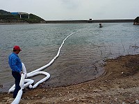 南竿一駕駛昨日駕駛自小客車衝入后澳水庫,環資局事後進行清理作業(圖:連江縣政府)