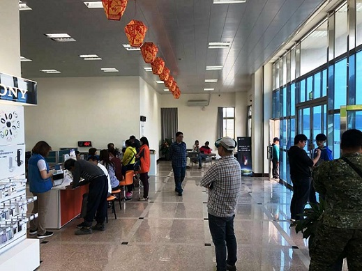 中華電信馬祖營運處南竿櫃台受理母親節限定499吃到飽方案,9、10日兩天4百多人申辦,員工連加夜班作業。(圖/中華電信馬祖營運處員工)
