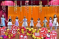 　東引國小用歌聲、奉茶等方式向媽媽表達感恩與祝福，氣氛溫馨甜蜜。（圖／文：陳其敏）