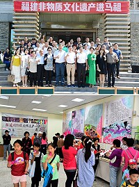 福建省閩台文化交流中心特別籌備的「匠心意蘊.非遺市集」福建非物質文化遺產首次來馬展出,副縣長王忠銘、福建省文化廳副廳長林守欽及兩地來賓百餘人到場參觀;展出各式各樣民藝精華,現場就像傳統市集般熱鬧。(圖/文:曹重偉)
