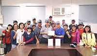 東引國中第4屆校友在東引開同學會,特別贈送3台平板電腦給母校,由校長王禮民代表接受。(圖:東引國中小)