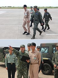 (上圖)指揮官偕同參謀總長視導各單位。(下圖)亮島守備隊隊長向參謀總長介紹營區設施。(圖/文:翁正坤)