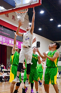 　健康上籃第4場台啤飛皇VS北竿鄉，首次來馬祖助陣的2M長人溫立煌，不斷籃下賣高，壓的台啤闖不過氣。（圖／文：曹重偉）
