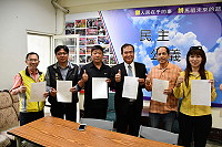 　國民黨連江縣黨部昨起受理縣議員暨鄉長提名登記領表作業，首日上午就有副議長陳書建、陳貴忠、周瑞國、曹丞君、陳貽斌、林明揚等6位現任議員前往領表。（圖／文：曹重偉）