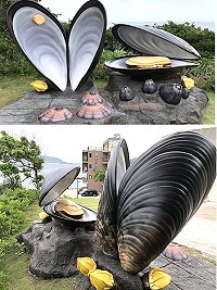 橋仔南邊山入口豎立2顆巨大淡菜塑像,成為漁村新地標。(圖/文:陳鵬雄)