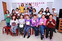 莒光社區健康營造中心於12日舉辦動手製作毛線編織幸福包包活動,鄉親們開心編織出各種自我風格「毛線包」。(圖/文:蔡夢玲、莒光社區健康營造中心)