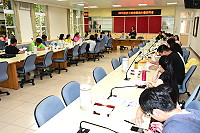 　連江就業中心舉辦108年多元就業開發方案提案說明會，邀請北基宜花金馬分署業務督導魏婉琪、施皎琳來馬解說，主持人主任林寶霞指出當下支持經濟型方案及培力型方案，希望能促進就業同時增加產業發展及自身技藝。（圖／文：曹重偉）