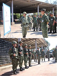 上圖:參謀長聽取勤務支援開設簡報。下圖:官兵實施演習期間人員著裝示範。(圖/文:江耿逸)