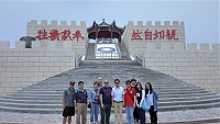 知名表演藝術工作者郎祖筠一行人過境東引,鄉長楊雲成陪同走訪中柱島。(圖:東引鄉公所)