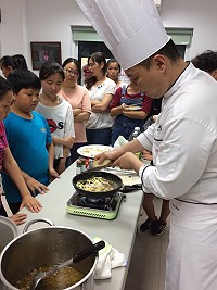 東莒國小配合107年度莒光教育行動區親職活動,為大家安排廚藝學習活動,19日下午東莒國小樂活教室開課。(圖:東莒國小)