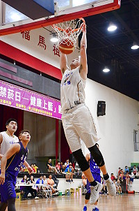 　第十五屆「健康上籃」預賽白熱化，昨晚北竿對上勁敵三議，北竿中鋒溫立煌逮到機會來一記大灌籃，有效提振隊員士氣。（圖／文：曹重偉）