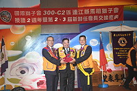 　連江縣馬祖獅子會昨日舉行授證2週年紀念暨會長交接，新任會長由蔡國民（右）接任。（圖／文：馮紹夫）