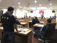 　南竿鄉代會第1天鄉政總質詢，代表們關切介壽獅子市場攤位分配、納骨堂新建案等多項議題。（圖／文：吳嘉榮）