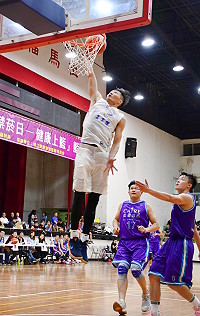 　第十五屆「健康上籃」北竿力退凱薾生醫，以七連勝之姿坐上預賽第一，此戰張家榮展現驚人實力，連切帶投獨得28分，是擊垮凱薾的最大功臣。（圖／文：曹重偉）
