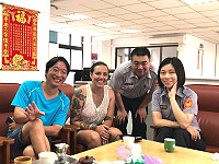 　瑞典籍女子Gren（Zepper Gren）20日搭船到馬祖自助遊迷路，南竿警察所員警、志工合影留念。（圖：南竿警察所）