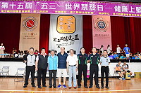 　為競賽公平及減少爭議，健康上籃從25日四強交叉決賽開始，邀請到3位國家級裁判擔任執法吹判重要工作，分別是王立昌（右三）、藍偉雄（右二），在知名旅台鄉親王人生（左四）陪同下來馬執法。（圖／文：曹重偉）