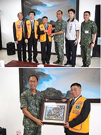 上圖:敬軍團致贈慰問金。下圖:指揮官回贈徐團長「馬祖的一天」紀念陶板。(圖/文:翁正坤)
