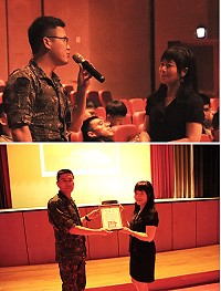 上圖:鍾老師於課間進行問答,與官兵互動熱絡。下圖:主任於課後致贈鍾老師感謝狀。(圖/文:江耿逸)