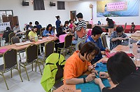 　東引鄉婦女會辦理手作皮件研習活動，學員們專注地為自己打造專屬的皮包。（圖／文：陳其敏） 