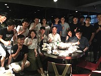 劉增應27日利用週日晚間基隆搭船前空檔參加北醫小學弟、妹邀約赴會,並開心合影留念。(圖:連江縣政府)