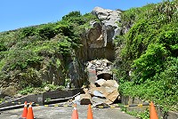 　東引老鼠沙附近一軍事坑道，部分岩體從節理面崩解，塌落在坑口處。（圖／文：陳其敏） 