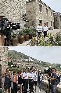 　透過媒體行銷馬祖，縣長劉增應配合電視台在芹壁出外景。（圖／文：陳鵬雄）