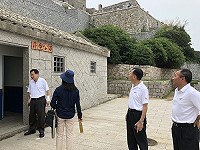 　縣長劉增應、議長張永江與北竿鄉長陳如嵐現勘芹壁公廁改善問題。（圖／文：陳鵬雄）