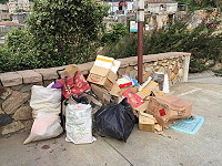 環資局近日發現多起復興村橋頭遭棄置廢棄物及資源回收物情形,已查獲多位違規行為人,將依違反廢棄物清理法相關規定逕行告發處分。(圖:連江縣環境資源局)