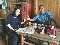 　日籍遊客Mayumi（左）到馬祖旅遊不慎遺失手機，很幸運的在一位阿兵哥協助下順利找回。（圖：津沙客棧）
