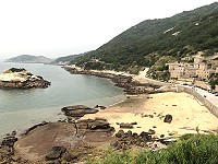 　芹壁澳口退潮時大量碎石恐影響水上活動及戲水環境安全性，民宿業者建議清除。（圖／文：陳鵬雄）