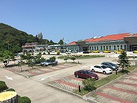 　南竿機場停車場使用率已有改善，但仍有少部分民眾會將車輛停放在外圍路邊，影響觀瞻，航站也呼籲民眾妥善利用。（圖／文：馮紹夫）