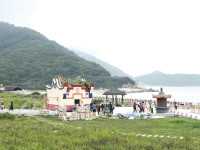 　板里天后宮廟雖小，與周邊景觀搭配相得益彰，已成為遊客必到景點之一。（圖／文：陳鵬雄）