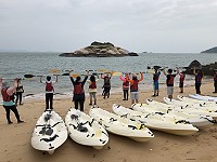　戲水操舟樂無窮。（圖與文：陳鵬雄）