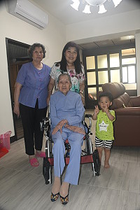 　旅台牛角鄉親曹水金高齡103歲，是全台碩果僅存的纏足婦女，相隔多年在家人陪伴重回故鄉。（圖／文：馮紹夫）