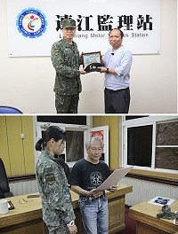(上圖)主任致贈王敦濤老師紀念品。(下圖)曹理事長指導參賽官兵作品創作。(圖/文:張堂勝)
